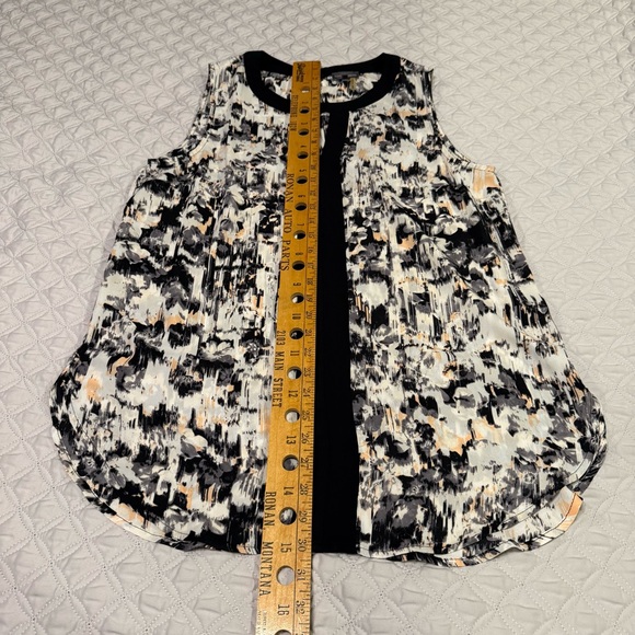 Vince Camuto Black & White Abstract Sleeveless Blouse - Size L - Picture 4 of 10